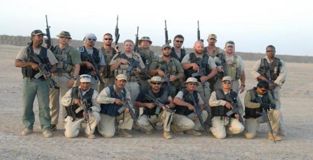 DynCorp готовит военных разведчиков, учит солдат и военных логистов, обслуживает армейские базы, тушит лесные пожары