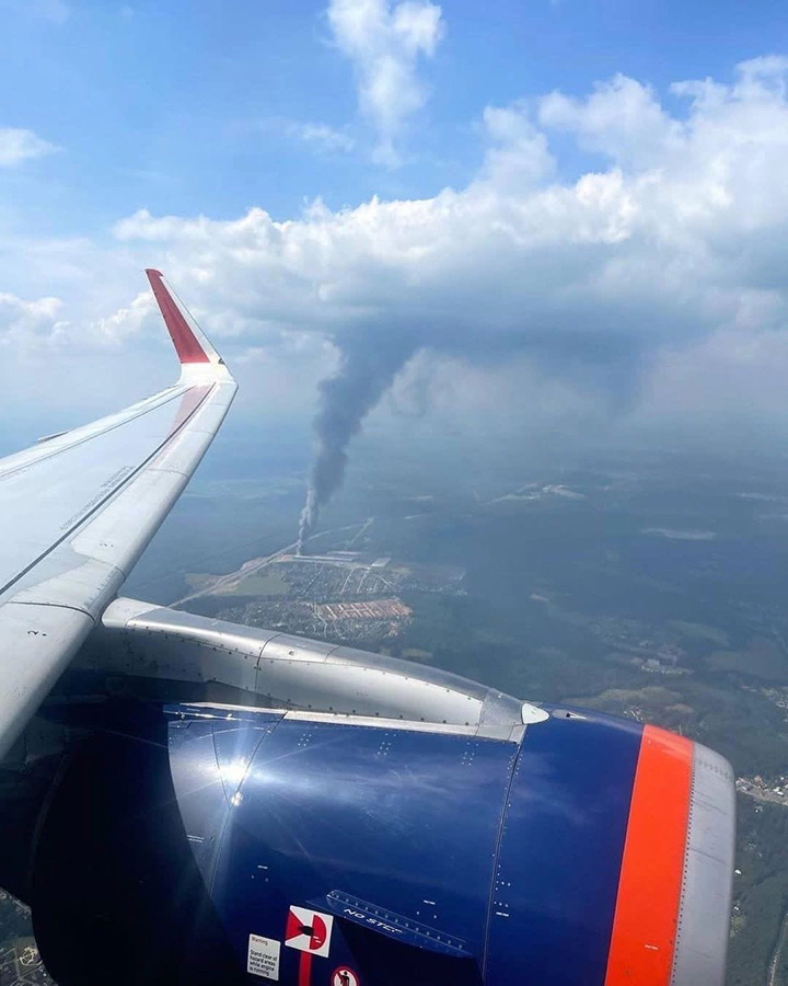 На фото: горящий склад Ozon, снятый из самолета