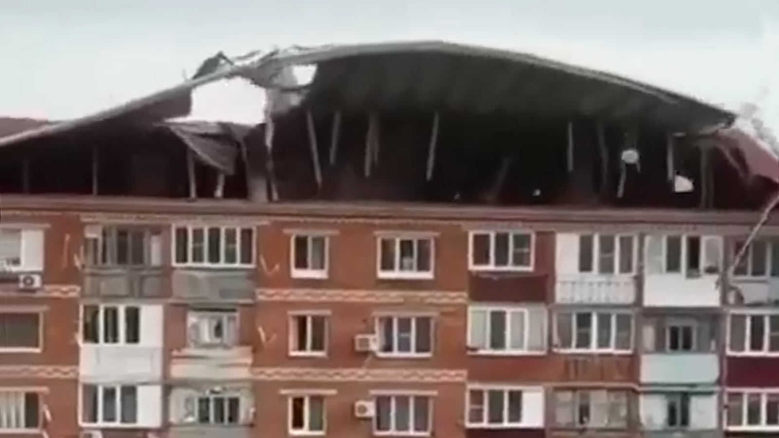 Папа попал ремонт крыши
