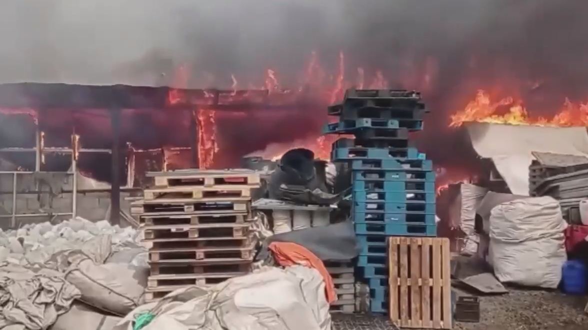 В Екатеринбурге загорелись два склада с пластиковым мусором