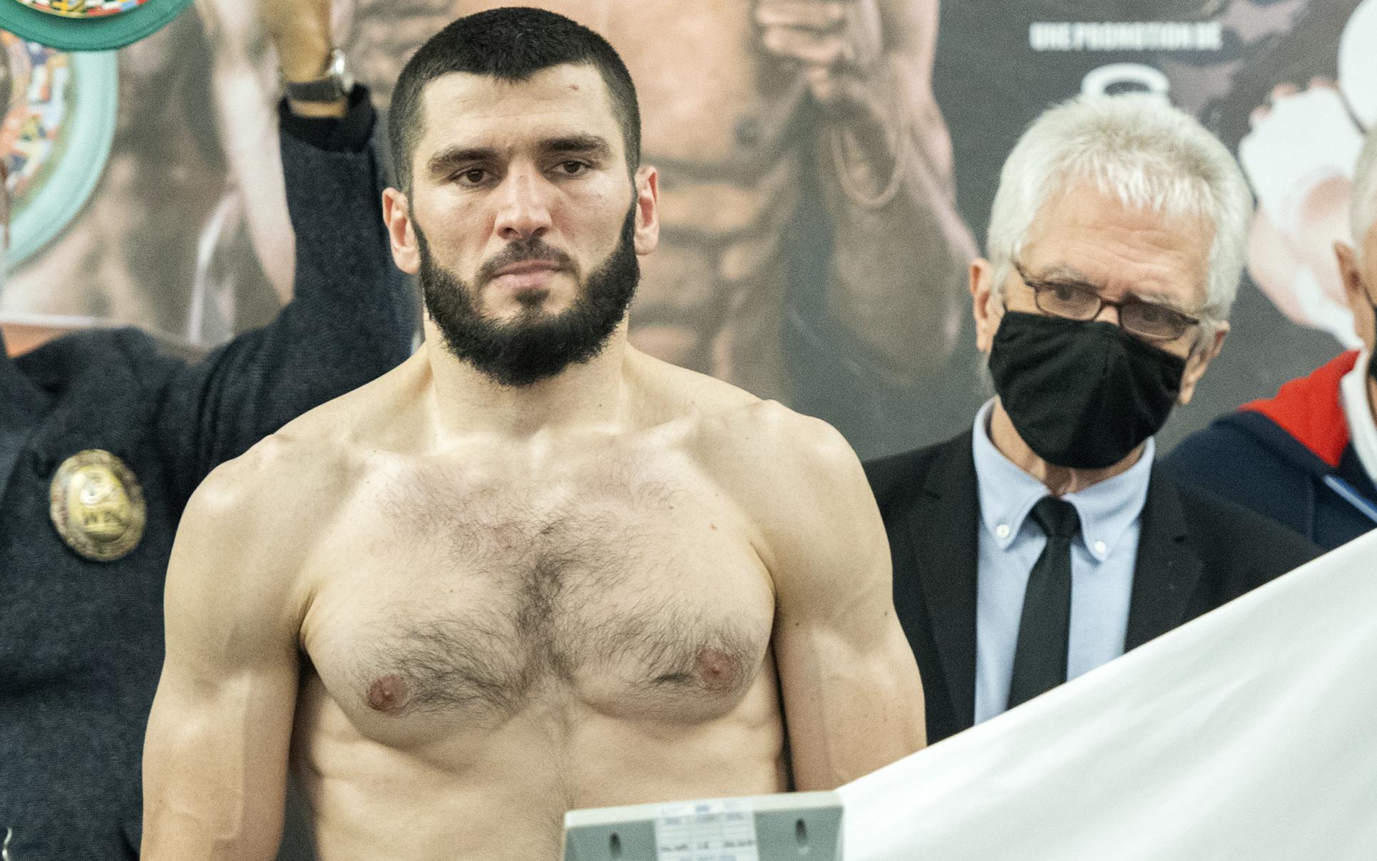 Бой по боксу отменили из-за инфекции у непобедимого российского чемпиона