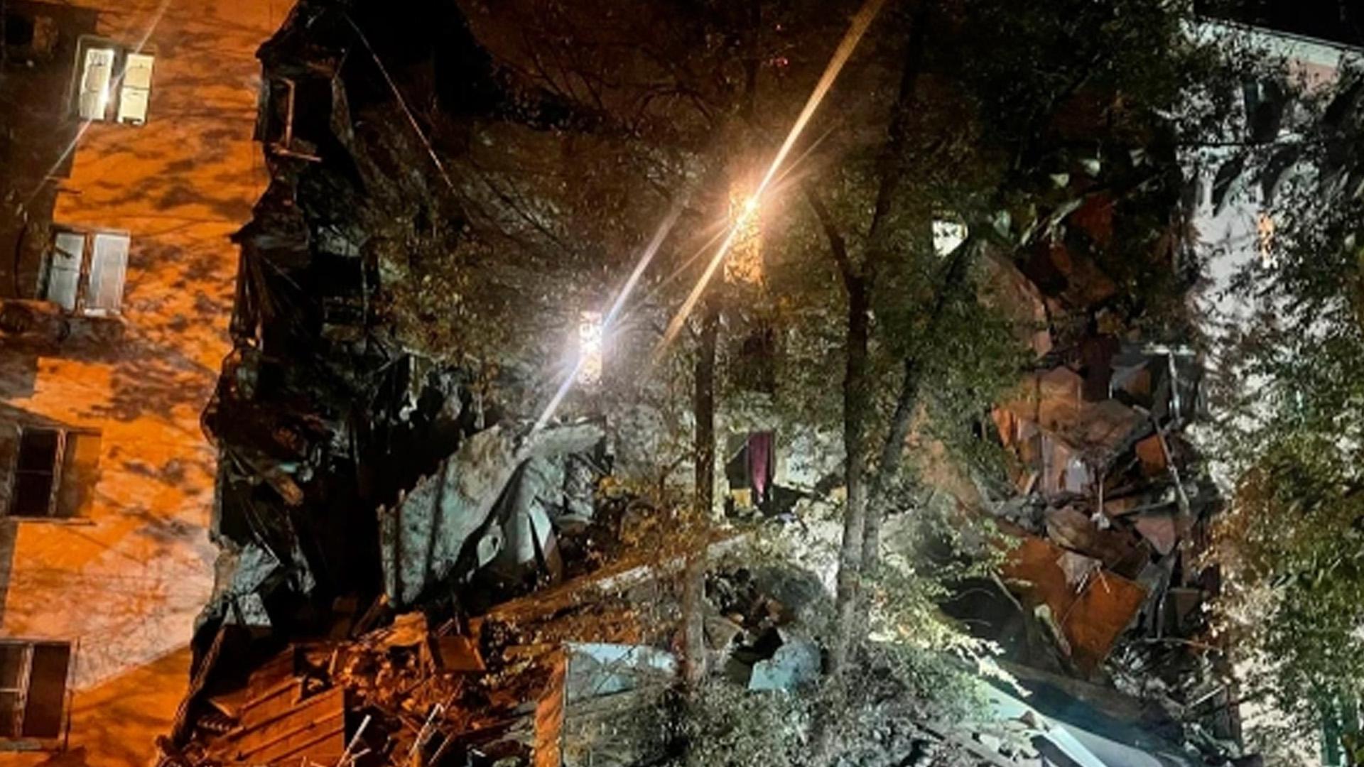 Власти сообщили о погибшей при обрушении части дома в Астрахани