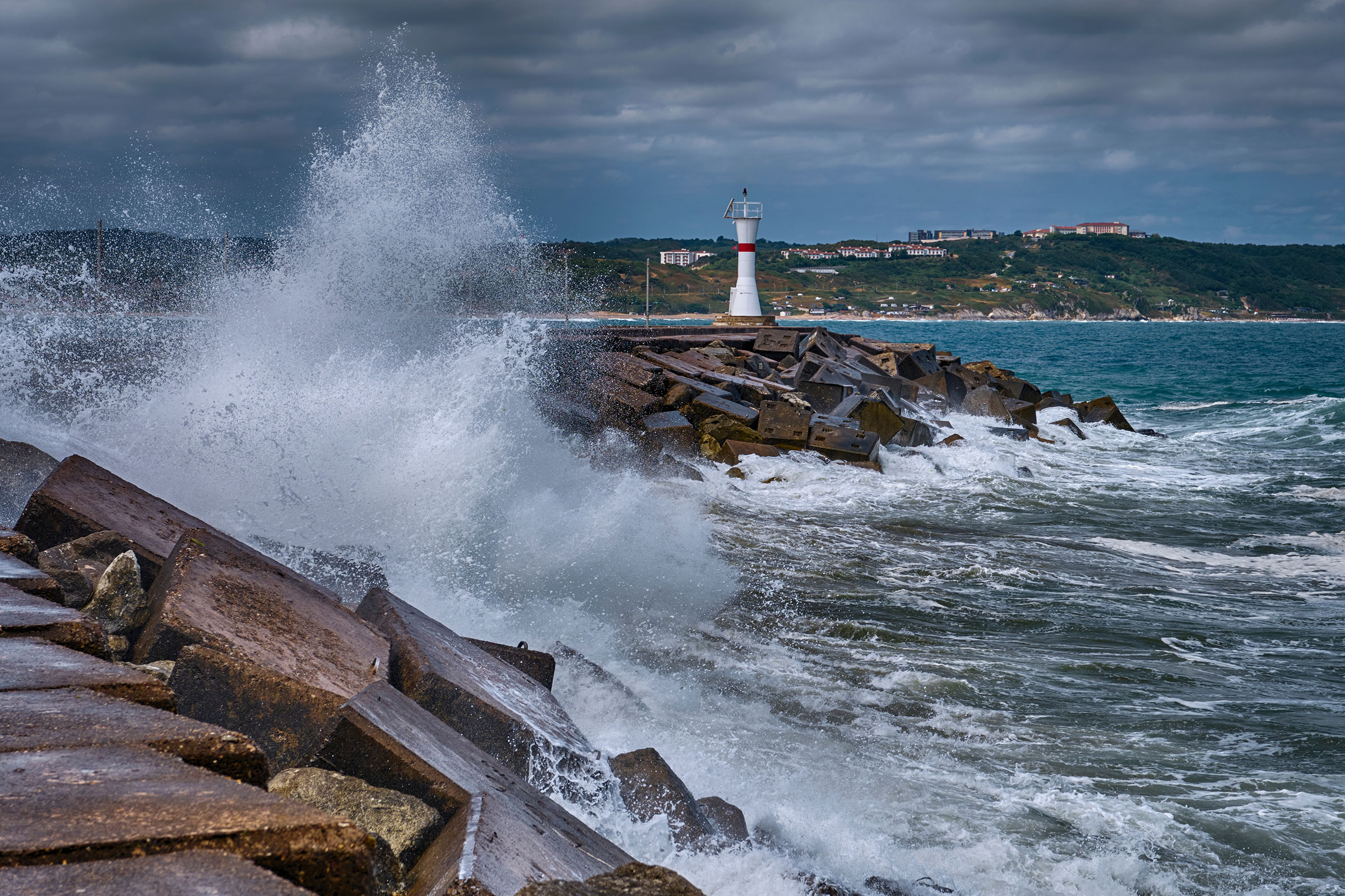 Зачем: возможность открыть для себя многогранную и нетуристическую Турцию и провести разноформатный отдых&nbsp;&mdash; заниматься серфингом и кататься на лыжах в один день.

Что делать: исследовать горные монастыри, пробовать местную кухню, посетить чайные плантации Ризе, песчаные бухты, альпийские луга и заснеженные вершины Понтийских гор.
