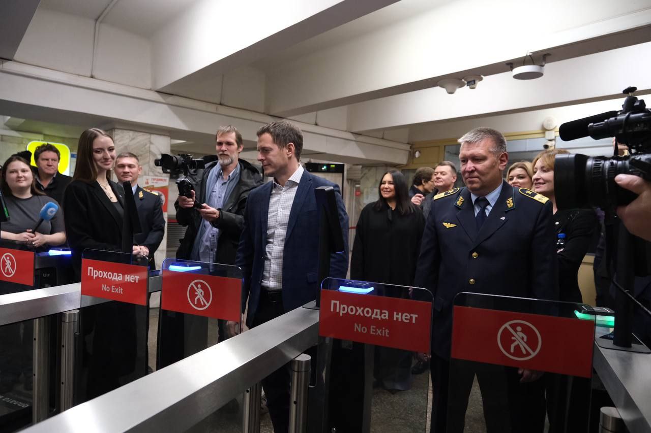 В метрополитене Новосибирска 1 ноября состоялся запуск новых биометрических терминалов, которые позволяют оплачивать проезд бесконтактным способом