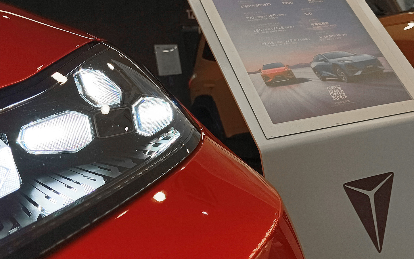 Блок фары кроссовера Deepal S07 и отличительные &laquo;три лепестка&raquo;, о которых речь выше