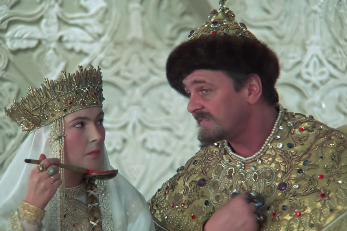 Нина Маслова и Юрий Яковлев в фильме «Иван Васильевич меняет профессию» (1973), режиссер Леонид Гайдай