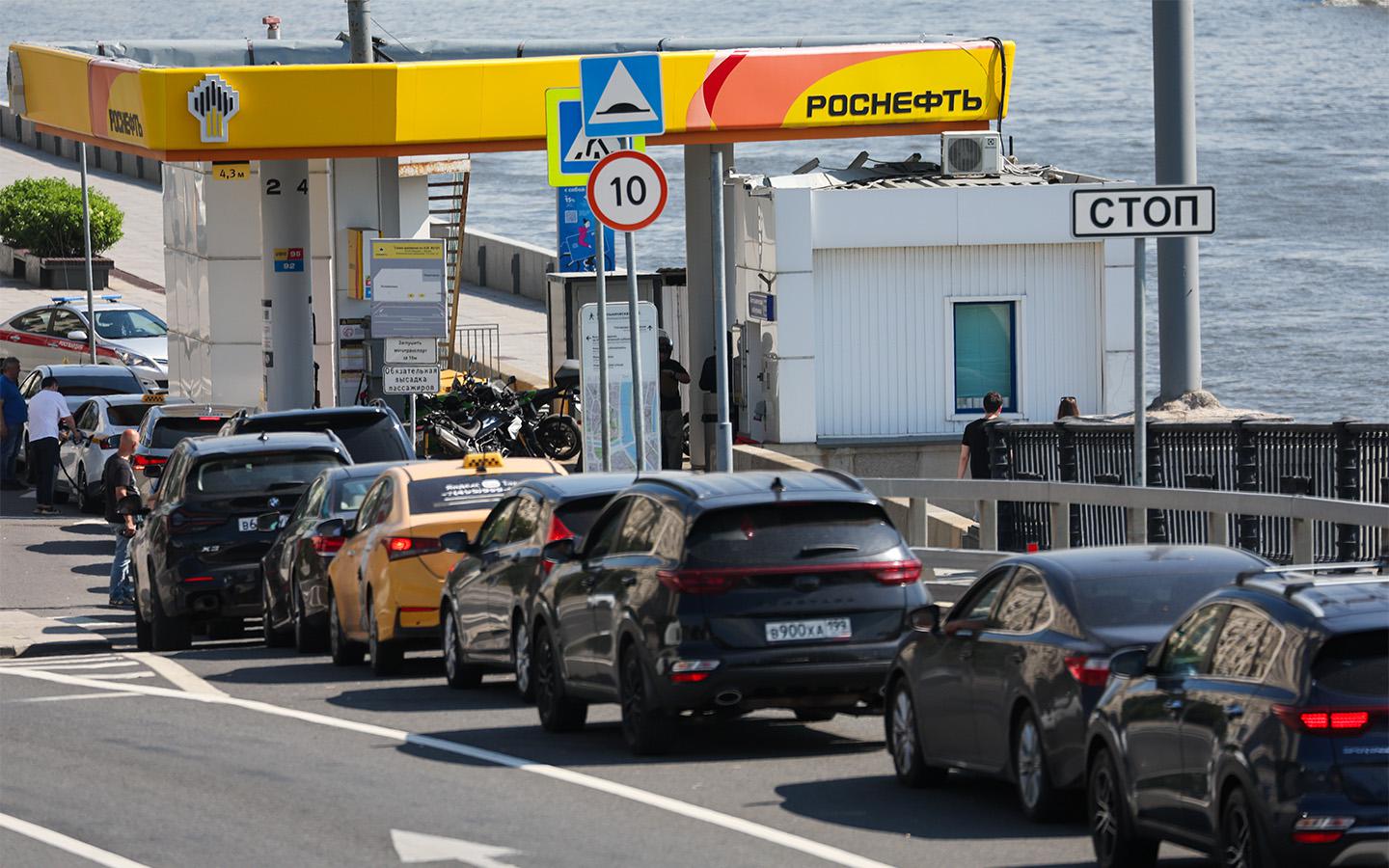 МВД будет отменять штрафы, полученные водителями в очередях на АЗС