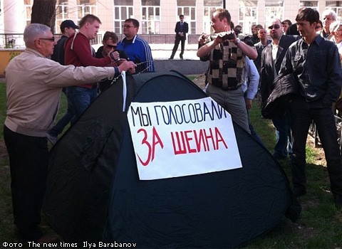 Митинги в Астрахани за и против Олега Шеина