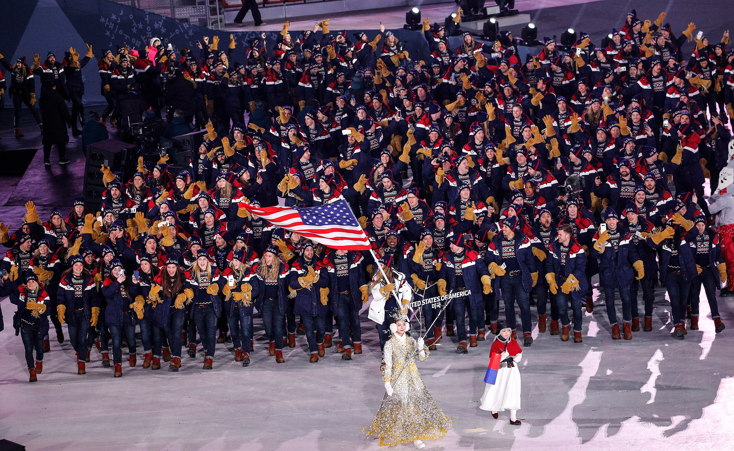 Сборная США оказалась самой многочисленной на Играх в Пхёнчхане:&nbsp;команду представляет ​241 человек. Американский флаг несла саночница Эрин Хэмлин, делегацию приветствовал приехавший на открытие вице-президент США Майк Пенс.
