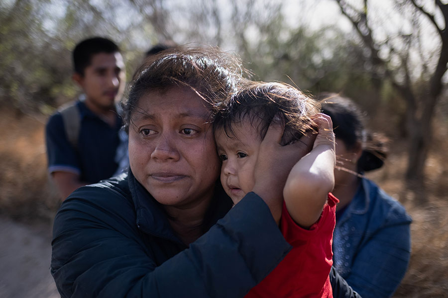 Женщина с дочерью после того, как они пересекли реку Рио-Гранде на плоту, Пенитас, штат Техас, 10 марта