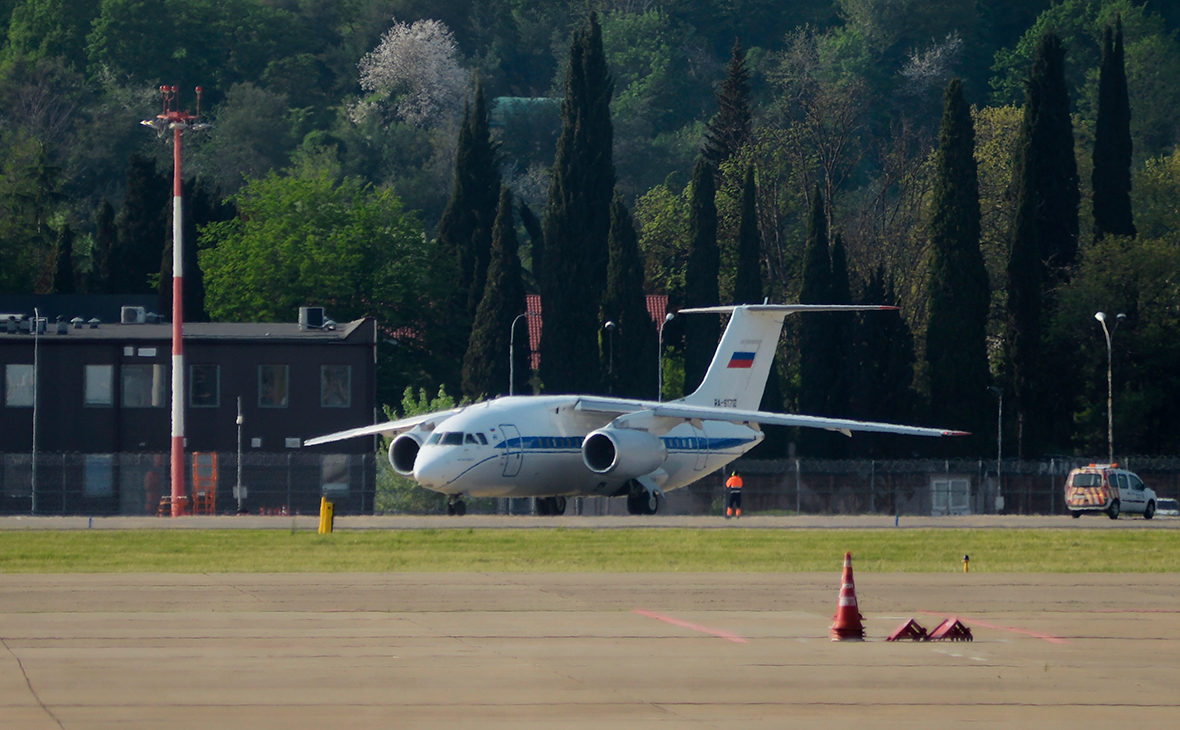 Самолет Ан-148-100Е с&nbsp;Константином Ярошенко на борту в аэропорту Сочи