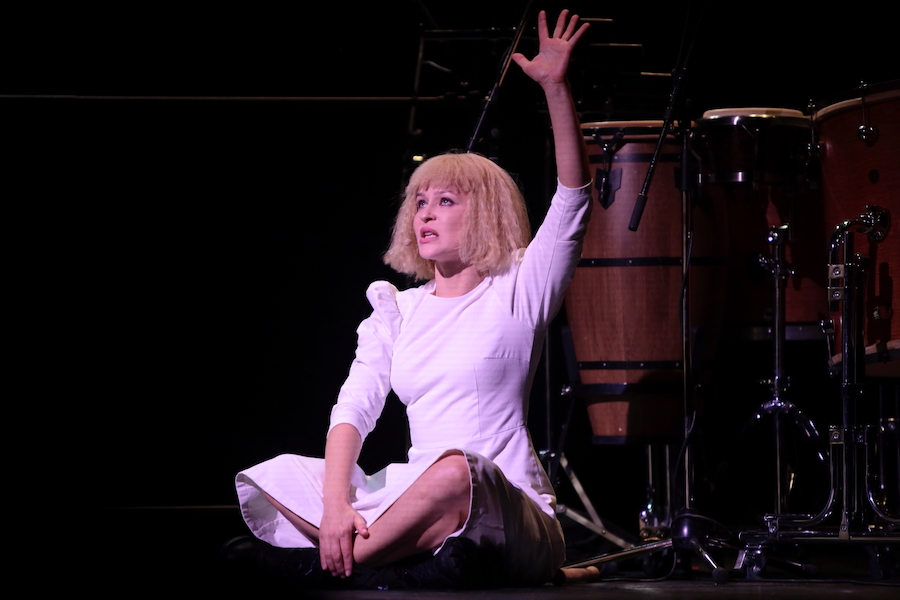 Юлия Пересильд в спектакле &laquo;Эбеновая кожа&raquo;