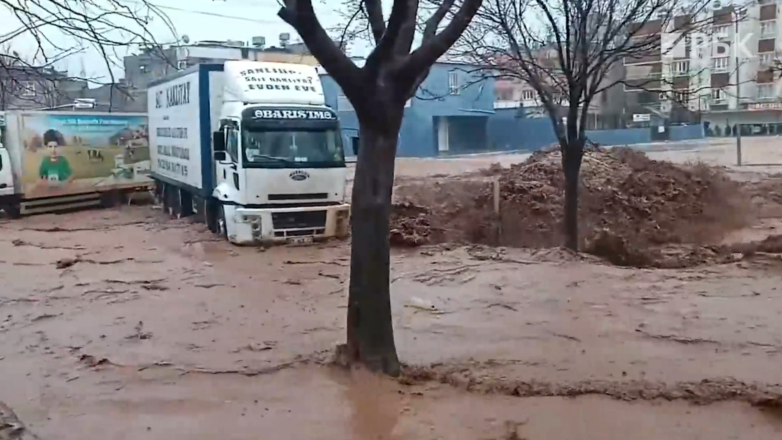 Пострадавший из-за землетрясения турецкий город затопило. Видео