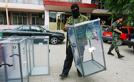 Сторонник Донецкой народной республики с урнами для голосования на досрочных выборах президента Украины