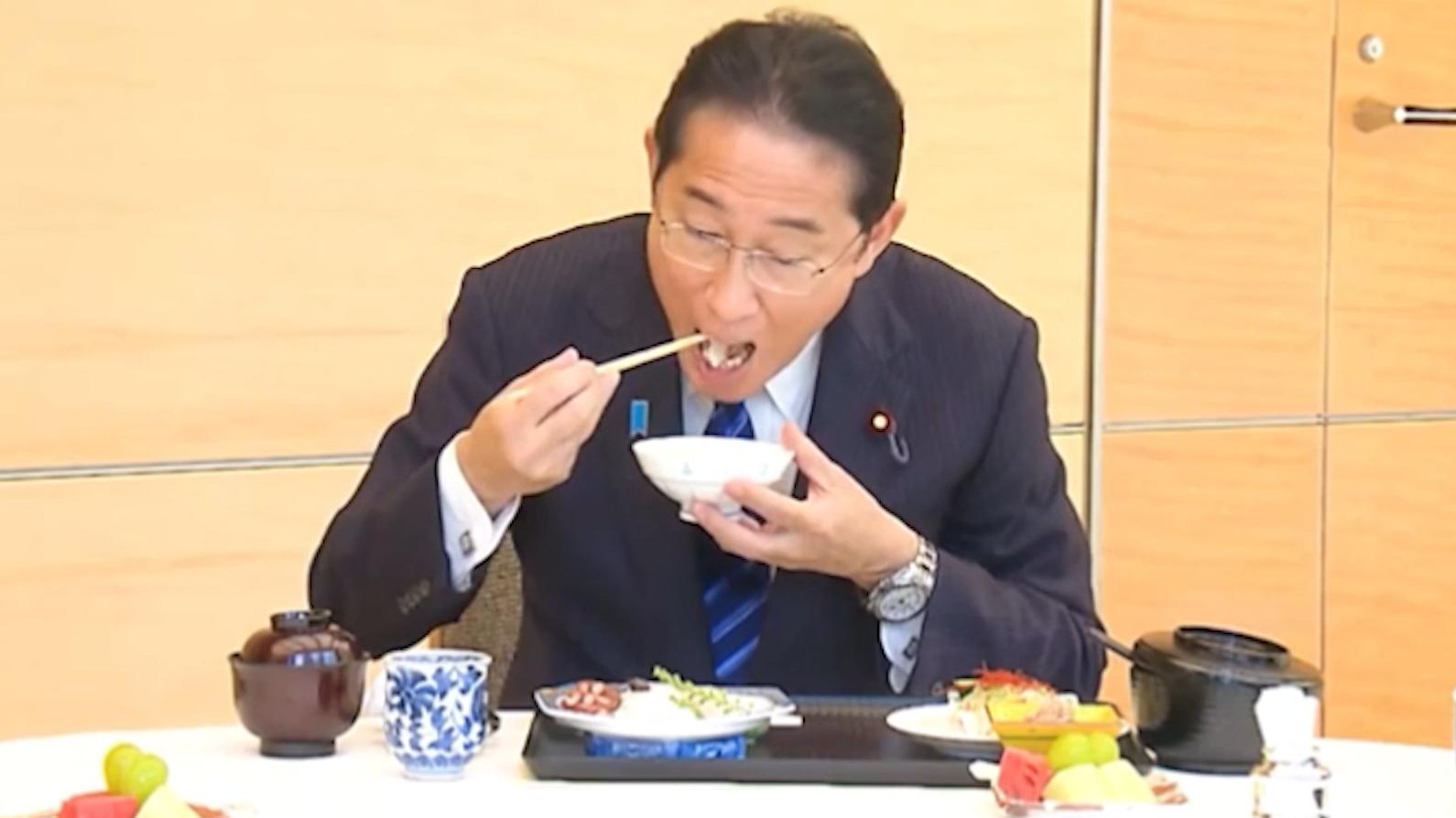 Премьер Японии съел выловленные у АЭС «Фукусима» морепродукты