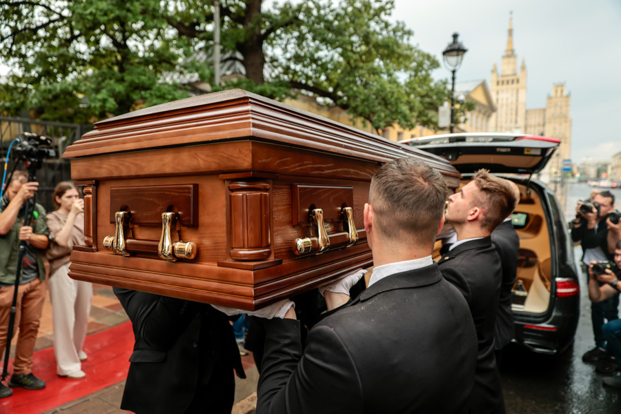 После церемонии прощания Александра Митту кремируют, сообщил его сын Евгений