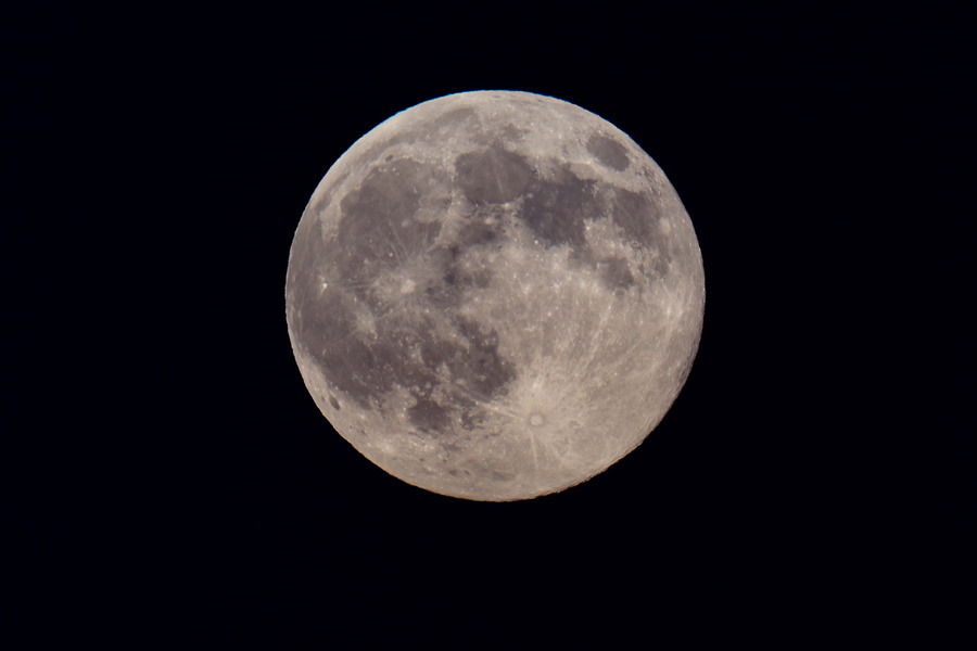 Суперлуние над Риеном, Швейцария, 5 ноября 2025 года