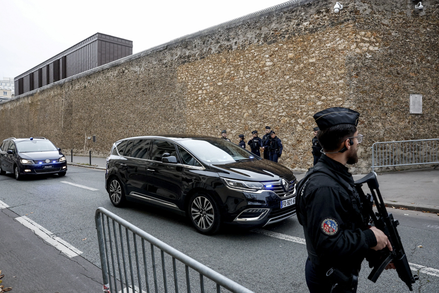 Автомобиль, на котором Саркози, предположительно, покинул тюрьму Ла-Санте