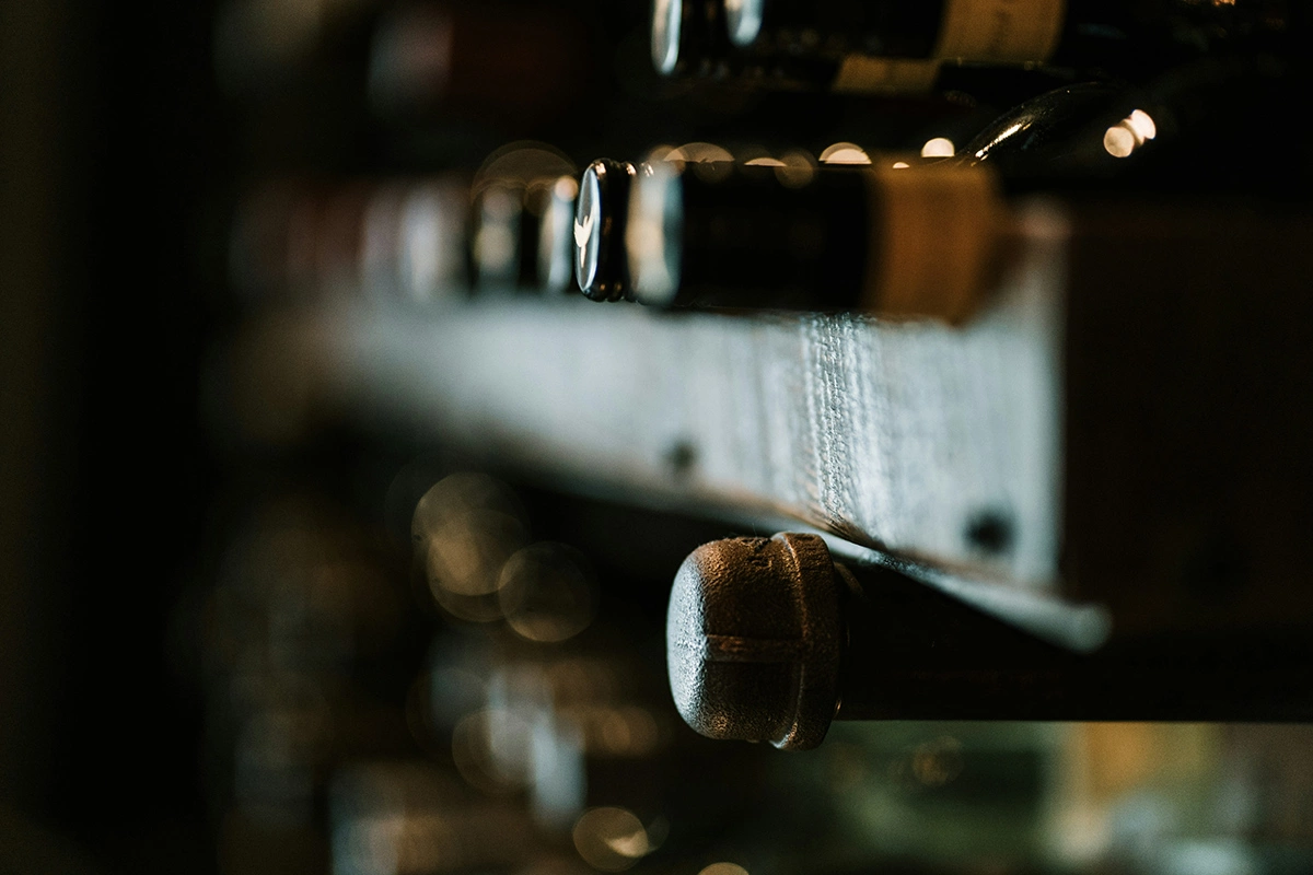 Еще один способ коллекционировать впечатления и визуализировать выпитое — собирать плакетки, но не от любого игристого, а от редких бутылок шампанского, которые вы сами открыли