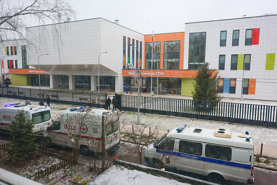 Детей из школы эвакуировали, некоторые ученики вышли из школы самостоятельно.

