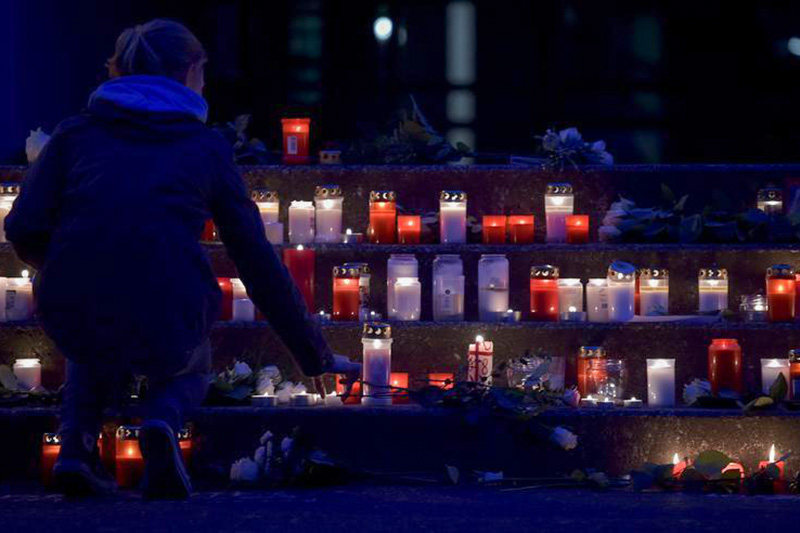 Студенты и преподаватели из Хальтерн-ам-Зее&nbsp;ставят зажженные свечи в память о&nbsp;16 одноклассниках и двух учителях своей школы разбившихся на самолете авиакомпании Germanwings