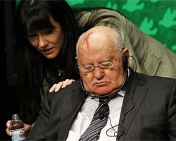 Экс-глава СССР М.Горбачев уснул на встрече нобелевских лауреатов мира