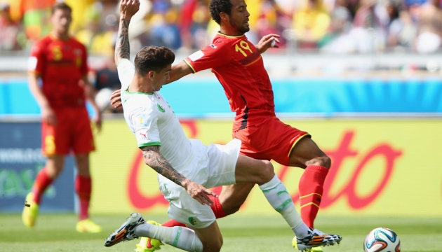 Алжирский защитник Карл Меджани и и бельгийский полузащитник Мусса Дембеле в борьбе за мяч во время игры в Группе H  Бельгия - Алжир. 17 июня, Белу-Оризонти, Бразилия. 