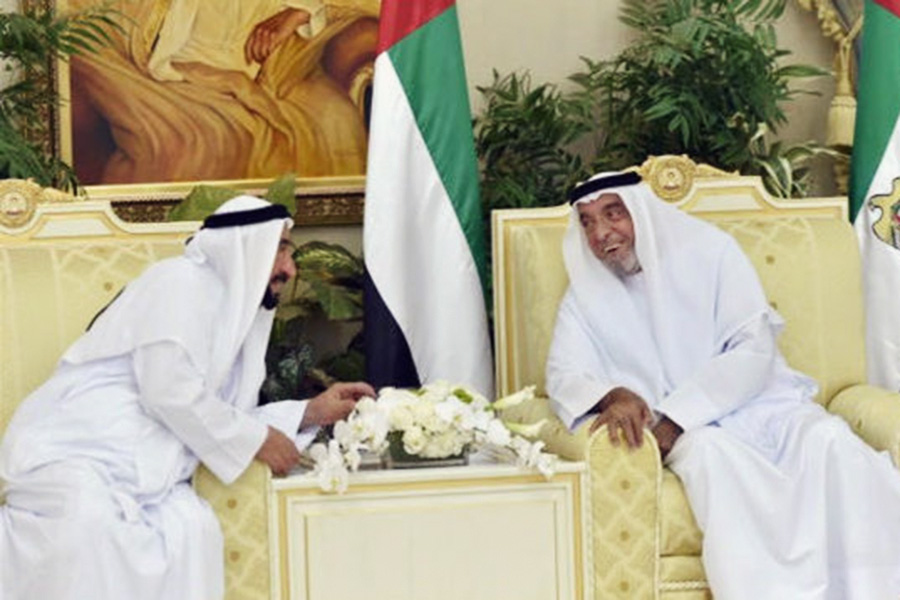 Халифа бин Заид Аль Нахайян (справа) приветствует правителей во время Ид аль-Фитра в Абу-Даби, 25 июня 2017 г.
