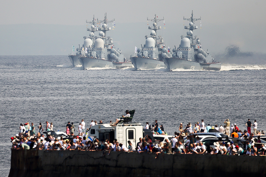 Ракетные корабли в Амурском заливе во время парада ко дню ВМФ во Владивостоке.
