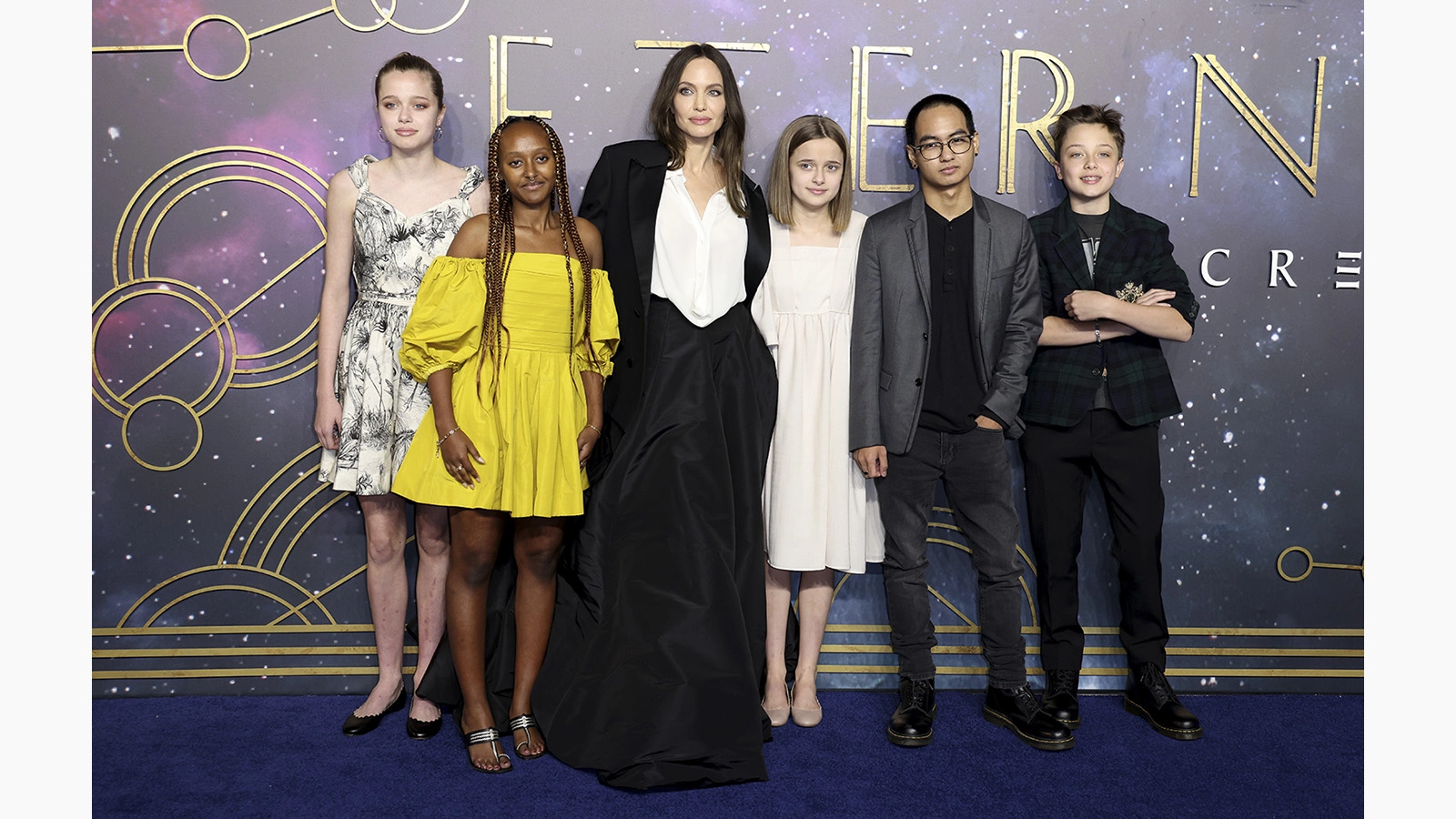 <p>На фото: Джоли с детьми на премьере фильма &laquo;Вечные&raquo; в Лондоне, 27 октября 2021 года</p>