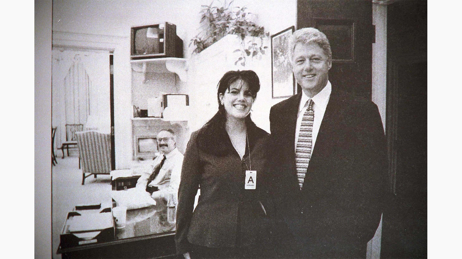 <p>На фото: Моника Левински и экс-президент США Билл Клинтон, 1 декабря 1998 года</p>
