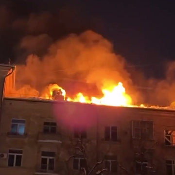 На севере Москвы загорелась крыша жилого дома на площади 4 тыс. кв. м