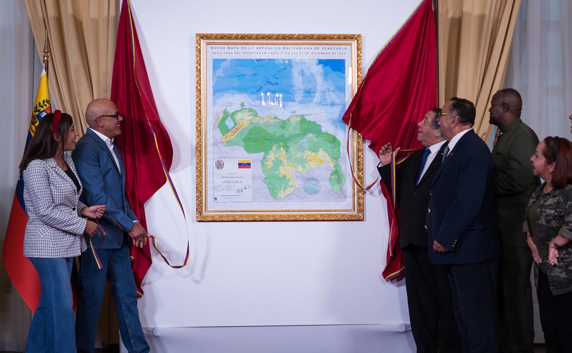 Президент Национальной ассамблеи Хорхе Родригес представляет обновленную карту Венесуэлы, присоединяющую регион Эссекибо Гайаны к Венесуэле