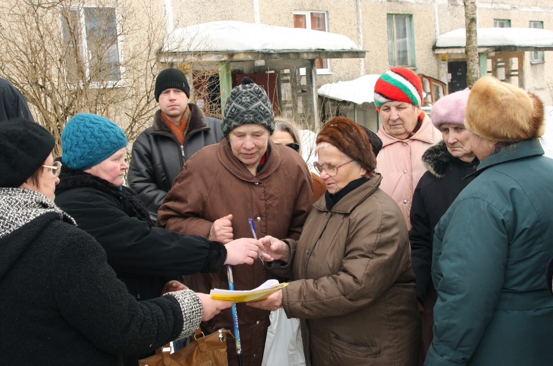 Поправки в Жилищный Кодекс меняют правила общих собраний собственников в электронной форме, но заполнение бумажных бюллетеней сохранится, уверены эксперты