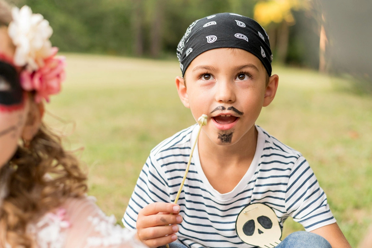 Образ можно дополнить накладными усами или бородой