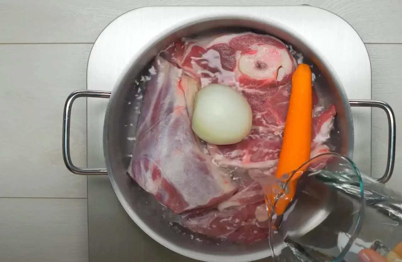 Отварите мясо с овощами