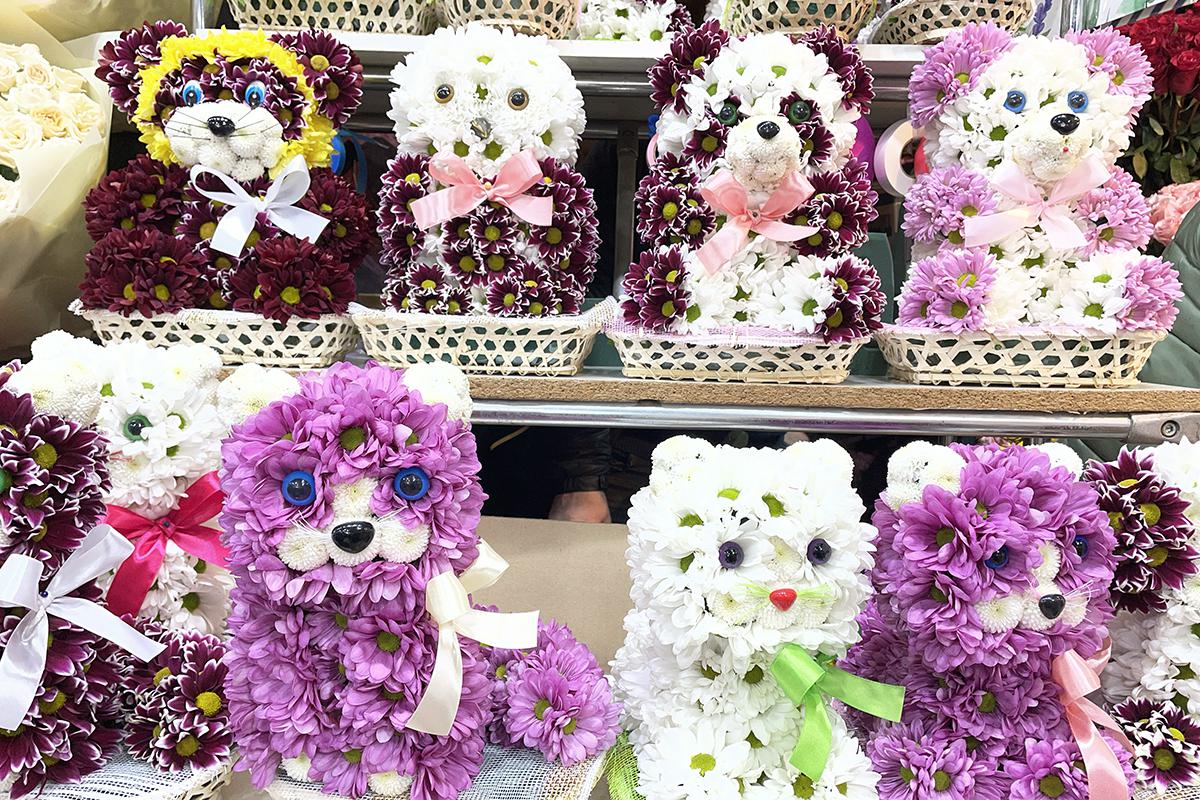 Продажа цветов на Рижском рынке в Москве в преддверии Международного женского дня, 06 марта