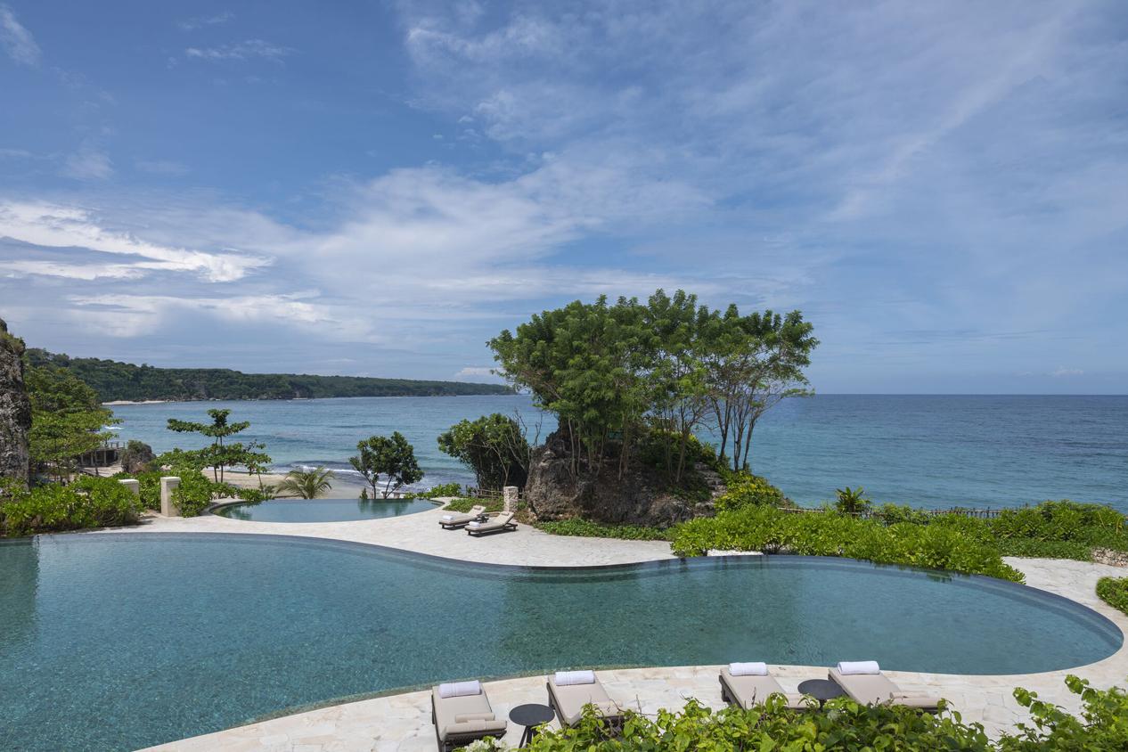 Открытый бассейн Jumeirah Bali