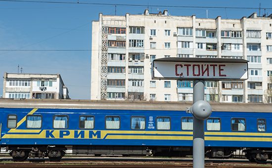 Поезд на&nbsp;железнодорожном вокзале в&nbsp;Евпатории