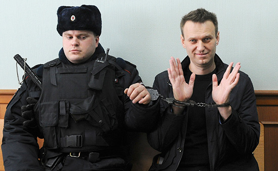 Алексей Навальный (справа) после&nbsp;задержания 26 апреля 2017 года



