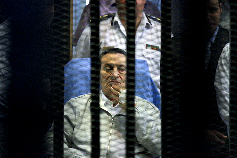 В январе 2011 года президент Египта Хосни Мубарак, занимавший этот пост более 30 лет, из-за событий &laquo;арабской весны&raquo; передал президентские полномочия высшему совету вооруженных сил страны и уже в феврале был помещен под домашний арест. Его обвинили в причастности к гибели демонстрантов в январе 2011 года и приговорили к пожизненному заключению. Решения апелляционного суда Мубарак из-за резкого ухудшения здоровья дожидался в военном госпитале. В марте 2017 года он&nbsp;был оправдан по обвинению в гибели демонстрантов, однако в силе остался другой приговор, вынесенный в 2014 году по обвинению в коррупции. В марте 2017 года Мубарак вышел на свободу
