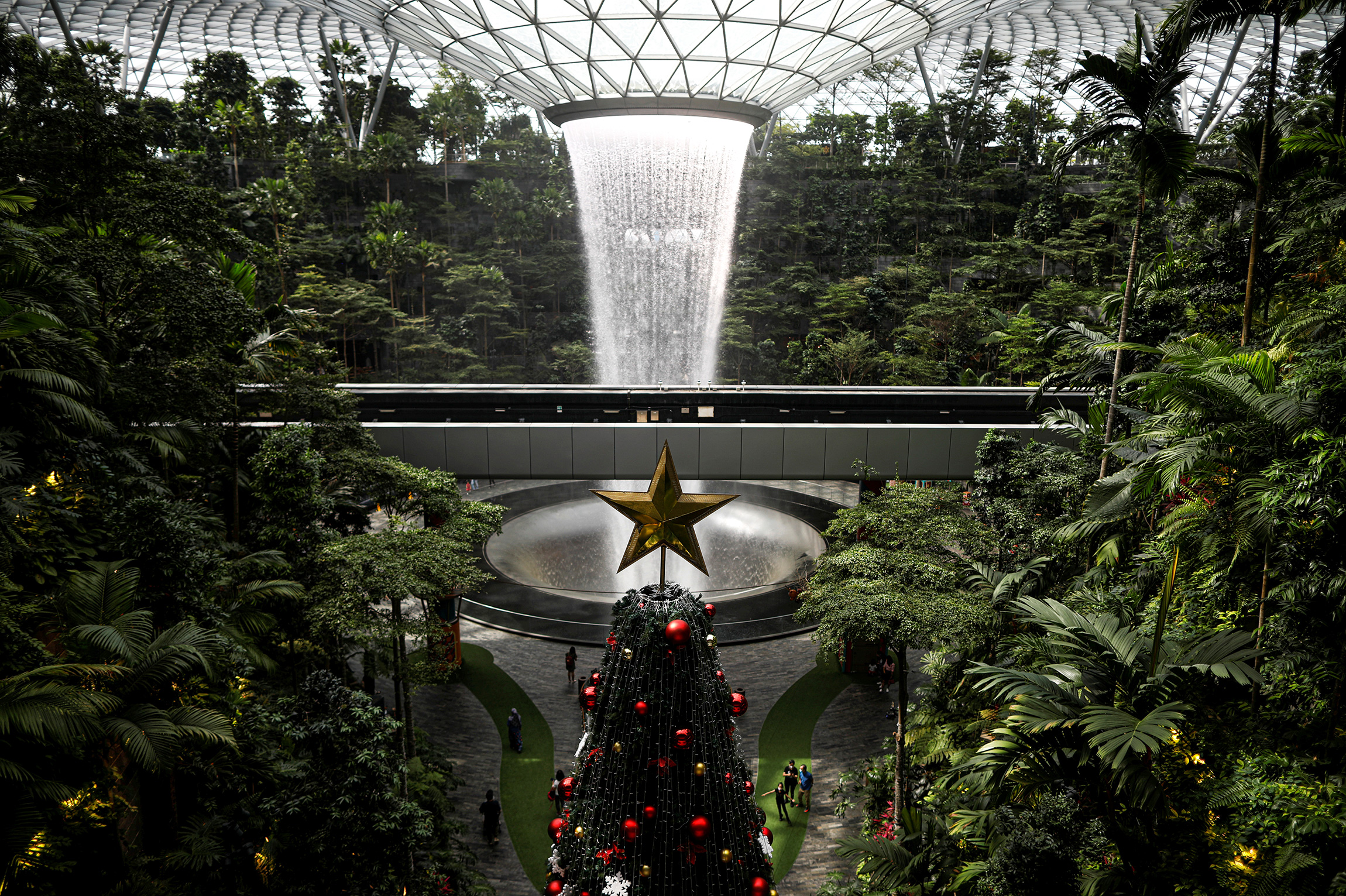 Рождественская ярмарка в международном аэропорту Чанги в Сингапуре