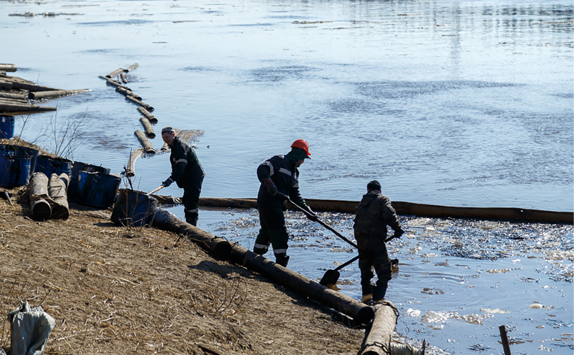 Ликвидация разлива нефтесодержащей жидкости, которая попала в реку Колву