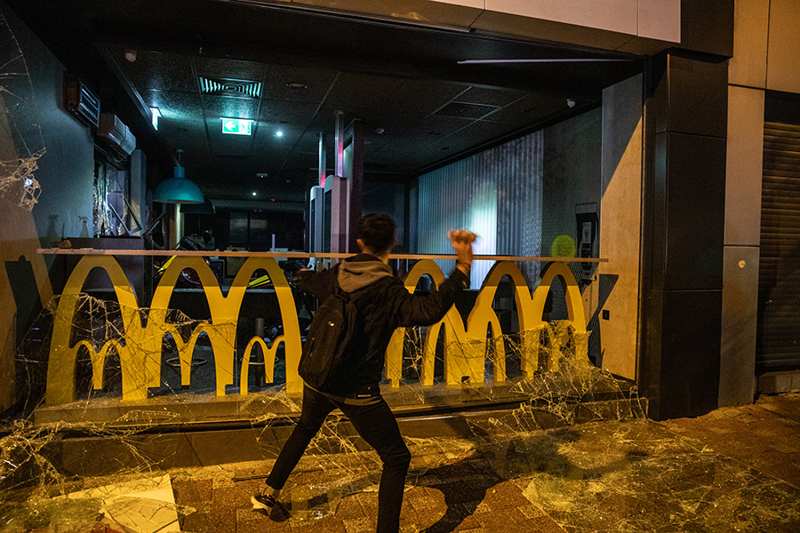 В Стамбуле разбили окна ресторана &laquo;Макдоналдс&raquo;.
&nbsp;
