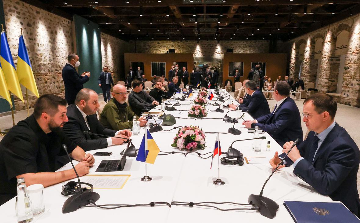 Российские и украинские делегации на&nbsp;&nbsp;переговорах в стамбульском дворце Долмабахче