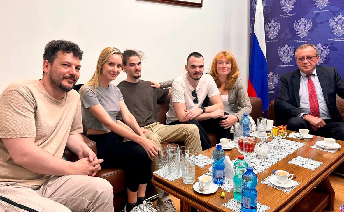 Анатолий Викторов во время встречи с&nbsp;Андреем Козловым и его семьей