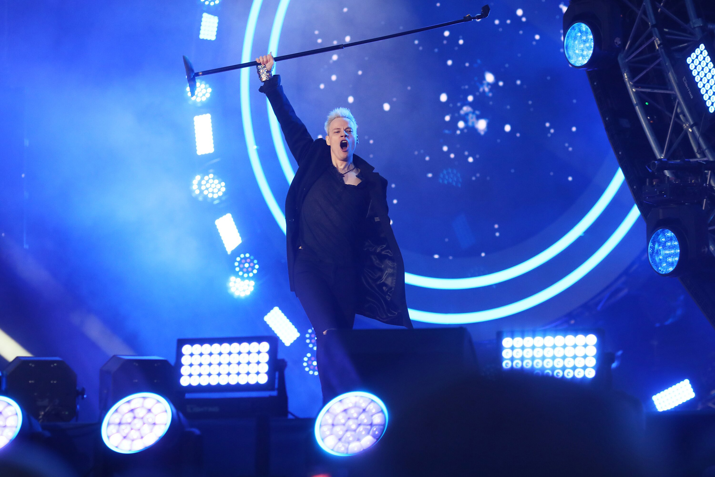 Певец Shaman (Ярослав Дронов)

Перед выпускниками выступили&nbsp;Shaman, Dabro, The Hatters, Amirchik, Татьяна Куртукова, GAYAZOV$ BROTHER$, MONA, Юля Гаврилина, Ольга Бузова, Люся Чеботина и др.&nbsp;

