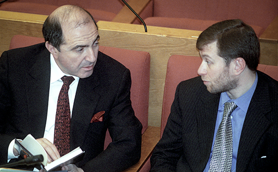 Борис Березовский (слева) и Роман Абрамович на первом пленарном заседании Государственной думы РФ третьего созыва. Архивное фото