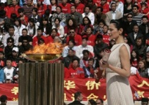 Олимпийский факел в Афинах передали Китаю