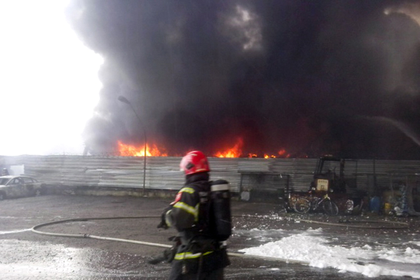 Пожар на лакокрасочном заводе в Новой Москве


